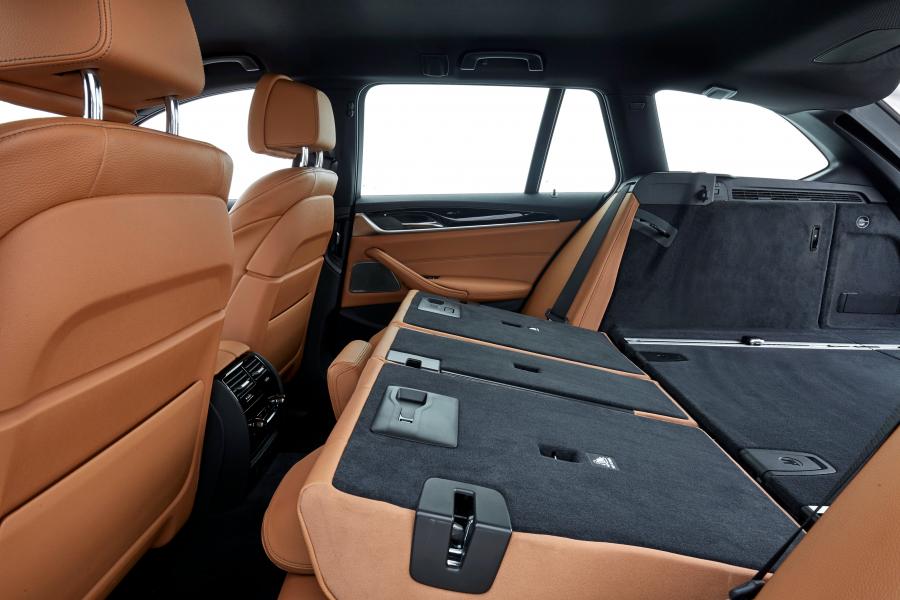 Интерьер BMW 520d Touring Luxury Line 2017 года  (WW) (фото 7 из 40)